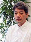 白いシャツを着ている男性 自動的に生成された説明