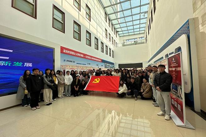 人们在看台上的人在房间里 AI 生成的内容可能不正确。